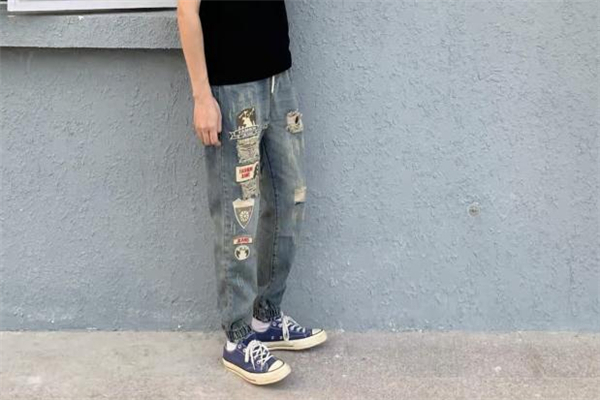 港風牛仔褲配什么鞋子好看 港風牛仔褲搭配圖片 港風牛仔褲配什么鞋子好看 港風牛仔褲搭配圖片