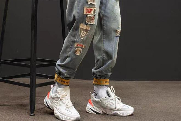 港風牛仔褲配什么鞋子好看 港風牛仔褲搭配圖片 港風牛仔褲配什么鞋子好看 港風牛仔褲搭配圖片