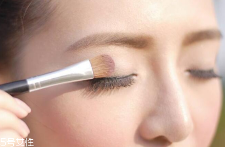 怎么樣畫(huà)內(nèi)眼線不暈染 用眼影粉和蜜粉打底