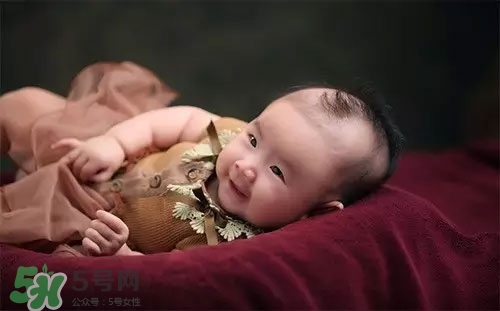 寶寶睡覺搖頭怎么回事？寶寶睡覺搖頭是缺鈣嗎？