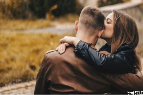 領結婚證需要帶什么證件 領結婚證的流程