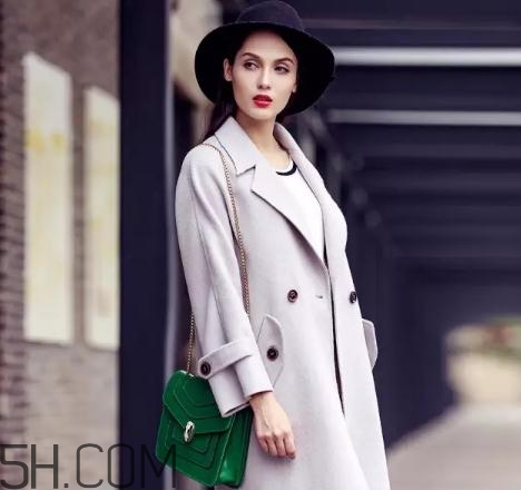 羊毛大衣會(huì)粘毛嗎？羊毛大衣粘毛怎么辦？