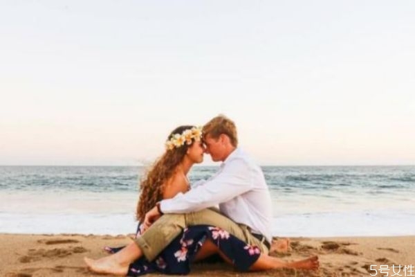 領結婚證需要帶什么證件 領結婚證的流程