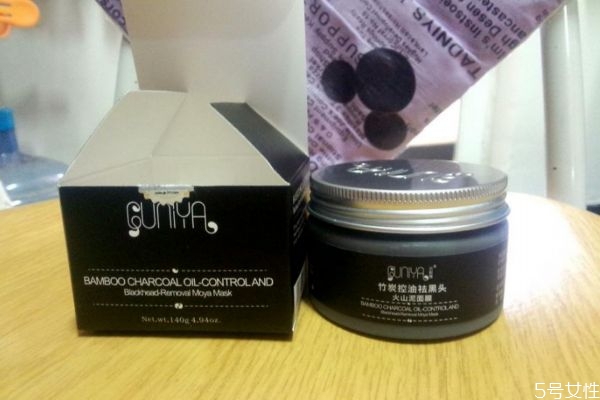 去黑頭面膜要涂多厚 去黑頭收縮毛孔的護(hù)膚品