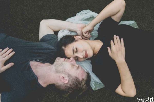 老公出軌冷戰(zhàn)多久合適 老公出軌后冷戰(zhàn)的心理 老公出軌冷戰(zhàn)多久合適 老公出軌后冷戰(zhàn)的心理