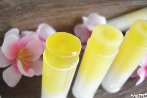 自制唇膏的方法 如何自制唇膏 自制唇膏的方法 如何自制唇膏