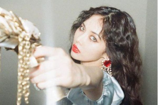 怎么編頭發(fā)弄成羊毛卷 羊毛卷染什么顏色顯白