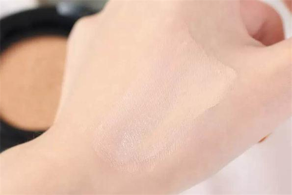 完美日記牛奶肌氣墊色號(hào)選擇 完美日記牛奶肌氣墊最白色號(hào)