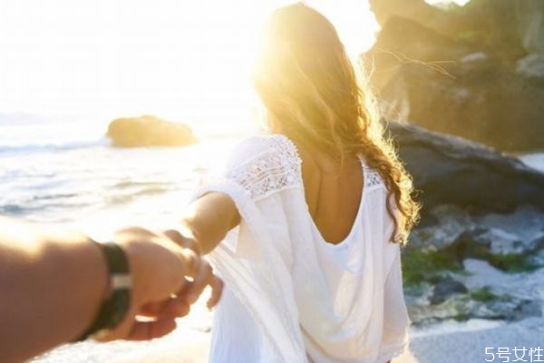 二婚男人愛(ài)你的表現(xiàn) 怎么分辨二婚男人是不是愛(ài)你 二婚男人愛(ài)你的表現(xiàn) 怎么分辨二婚男人是不是愛(ài)你