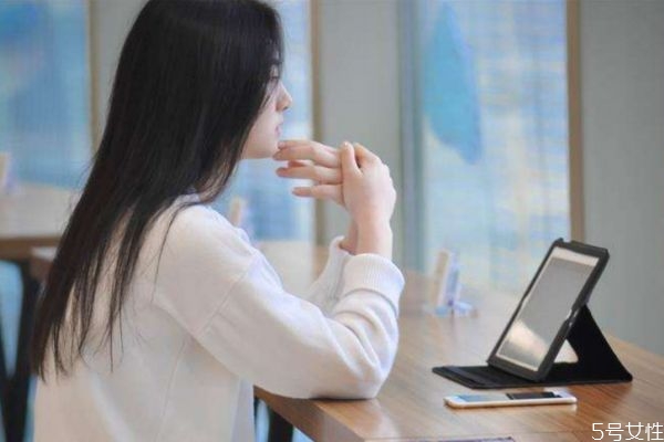 二婚男人愛(ài)你的表現(xiàn) 怎么分辨二婚男人是不是愛(ài)你 二婚男人愛(ài)你的表現(xiàn) 怎么分辨二婚男人是不是愛(ài)你