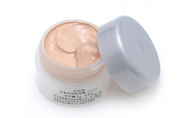 粉底霜和粉底膏的區(qū)別 粉底霜的使用步驟 粉底霜和粉底膏的區(qū)別 粉底霜的使用步驟