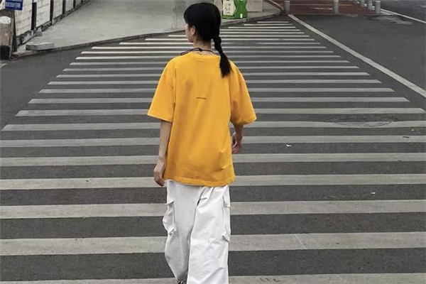 白色闊腿褲配什么顏色上衣 白色闊腿褲搭配上衣圖片 白色闊腿褲配什么顏色上衣 白色闊腿褲搭配上衣圖片