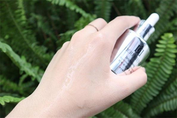 蝶芙蘭銀胖子精華液怎么樣 蝶芙蘭銀胖子真的能美白嗎 蝶芙蘭銀胖子精華液怎么樣 蝶芙蘭銀胖子真的能美白嗎