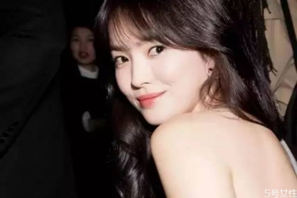 如何用爽身粉去頭油 爽身粉去油頭的步驟 如何用爽身粉去頭油 爽身粉去油頭的步驟