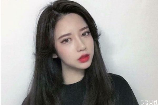 如何用爽身粉去頭油 爽身粉去油頭的步驟 如何用爽身粉去頭油 爽身粉去油頭的步驟