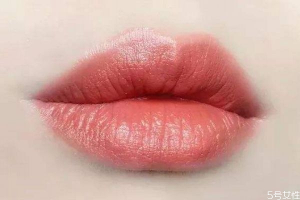 口紅不上色的原因有什么 為什么口紅會不上色