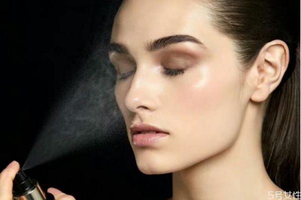 粉底和定妝噴霧可以一起用嗎 定妝噴霧在粉底前還是后