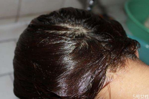 頭發(fā)容易出油怎么辦 頭發(fā)容易出油怎么解決 頭發(fā)容易出油怎么辦 頭發(fā)容易出油怎么解決