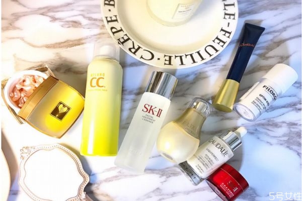 晚上護膚品和白天區(qū)別 晚上護膚品和白天的不同 晚上護膚品和白天區(qū)別 晚上護膚品和白天的不同