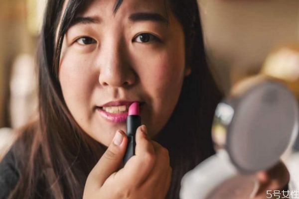 經(jīng)常化妝會(huì)傷害皮膚嗎 經(jīng)?；瘖y對(duì)皮膚有傷害嗎