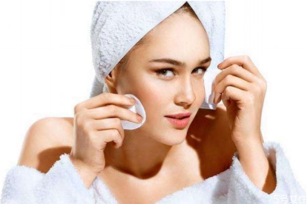 經(jīng)常化妝會(huì)傷害皮膚嗎 經(jīng)?；瘖y對(duì)皮膚有傷害嗎