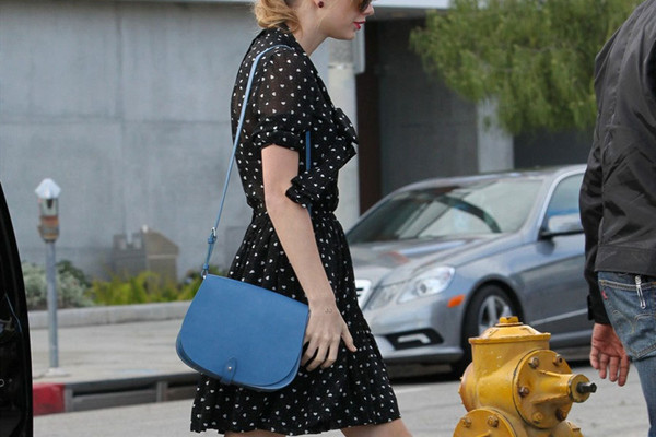 黑色波點(diǎn)裙怎么搭配上衣 黑色波點(diǎn)裙的搭配方法 黑色波點(diǎn)裙怎么搭配上衣 黑色波點(diǎn)裙的搭配方法