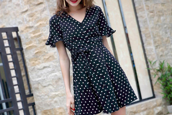 波點長裙怎么挑選 什么身材適合波點長裙 波點長裙怎么挑選 什么身材適合波點長裙