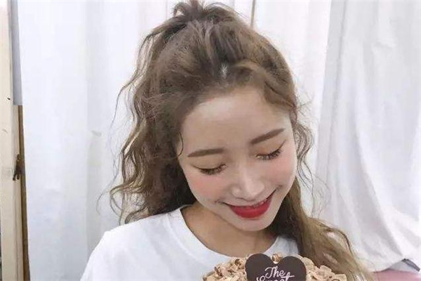 泡面頭怎么扎好看 泡面頭扎什么發(fā)型好看