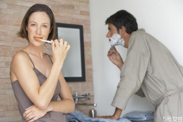 戀愛情商低的十種表現(xiàn) 情商高的女人戀愛時(shí)會(huì)裝糊涂