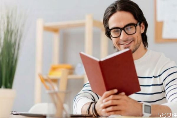 戀愛情商低的十種表現(xiàn) 情商高的女人戀愛時(shí)會(huì)裝糊涂