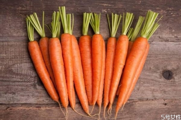 胡蘿卜吃多了皮膚會(huì)變黃嗎 吃胡蘿卜皮膚黃怎樣改善