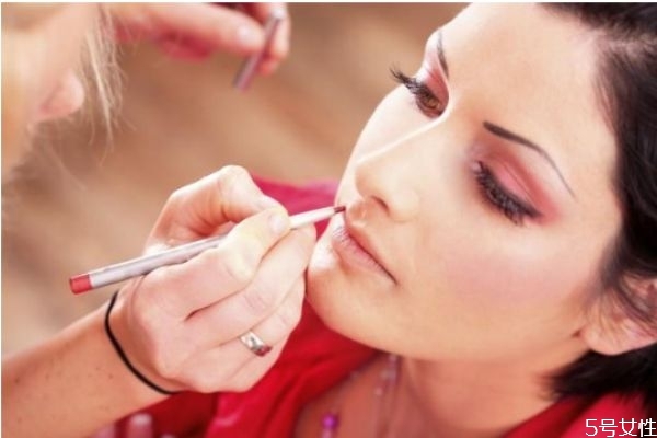 皮膚太干化妝起皮怎么辦 皮膚干化妝臉起皮小妙招 皮膚太干化妝起皮怎么辦 皮膚干化妝臉起皮小妙招