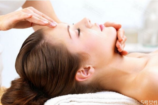 吃什么能讓皮膚變白有光澤 吃什么皮膚亮有光澤 吃什么能讓皮膚變白有光澤 吃什么皮膚亮有光澤