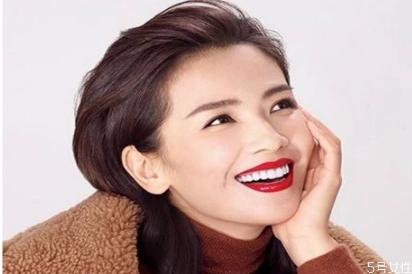 化完妝臉白脖子黑怎么辦 遮蓋脖子色差的方法 化完妝臉白脖子黑怎么辦 遮蓋脖子色差的方法