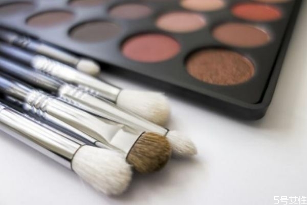 化妝刷買動物毛還是人造纖維 動物毛化妝刷和纖維毛區(qū)分 化妝刷買動物毛還是人造纖維 動物毛化妝刷和纖維毛區(qū)分