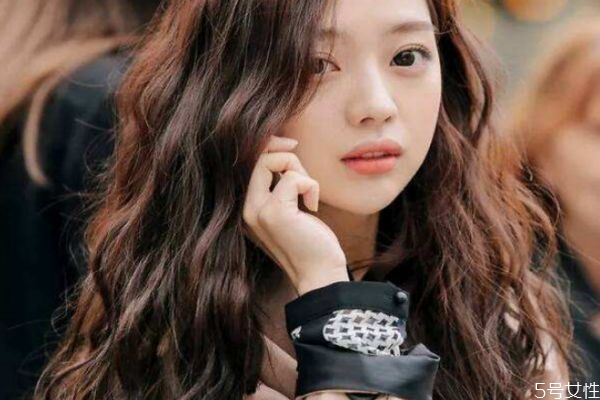 卷發(fā)晚上睡覺怎么保持 卷發(fā)第二天怎么打理 卷發(fā)晚上睡覺怎么保持 卷發(fā)第二天怎么打理