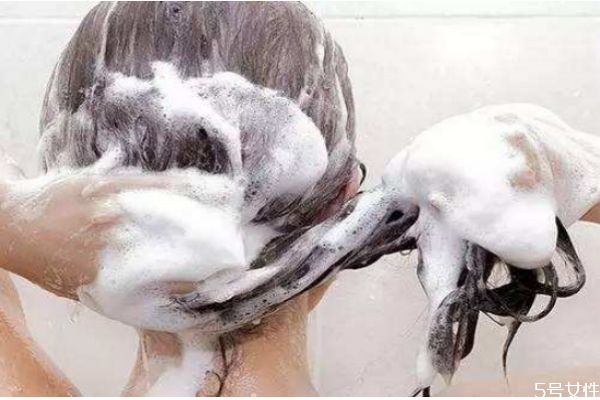 洗頭用力過(guò)度會(huì)怎樣 洗頭的最佳時(shí)間是幾點(diǎn)