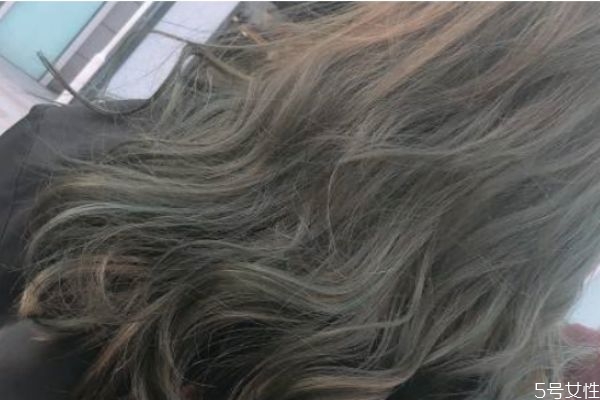 卷發(fā)睡覺時(shí)頭發(fā)怎么放 怎樣讓卷發(fā)睡起來不變形