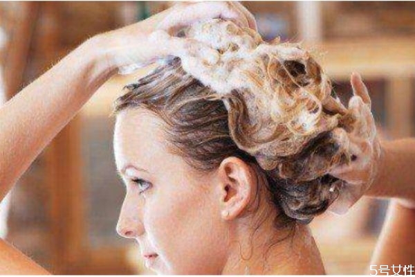 洗頭用力過(guò)度會(huì)怎樣 洗頭的最佳時(shí)間是幾點(diǎn)