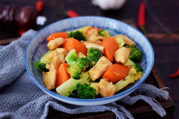 減脂每天吃多少克雞胸肉 減脂雞胸肉做法