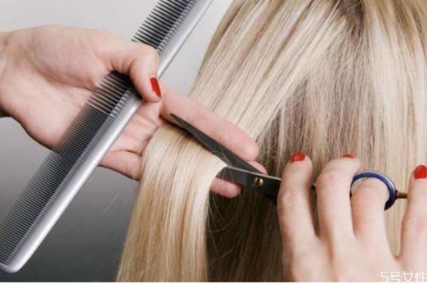 剪頭發(fā)前一定要洗頭嗎 發(fā)型師剪頭發(fā)前洗頭原因 剪頭發(fā)前一定要洗頭嗎 發(fā)型師剪頭發(fā)前洗頭原因