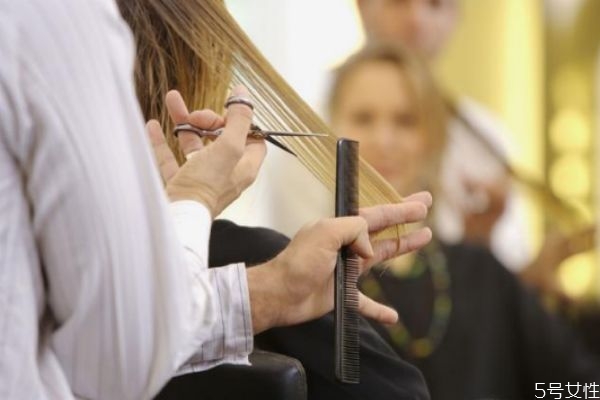 剪頭發(fā)前一定要洗頭嗎 發(fā)型師剪頭發(fā)前洗頭原因 剪頭發(fā)前一定要洗頭嗎 發(fā)型師剪頭發(fā)前洗頭原因