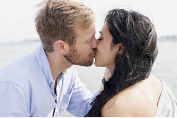 已婚男人出軌有感情嗎 男人出軌多久會(huì)有感情