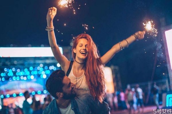 老公出軌后妻子的正確做法 老公出軌妻子應該怎么辦 老公出軌后妻子的正確做法 老公出軌妻子應該怎么辦