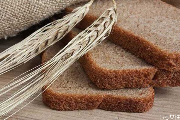 黑麥面包能放冰箱冷藏嗎 面包可以凍在冰箱里嗎 黑麥面包能放冰箱冷藏嗎 面包可以凍在冰箱里嗎