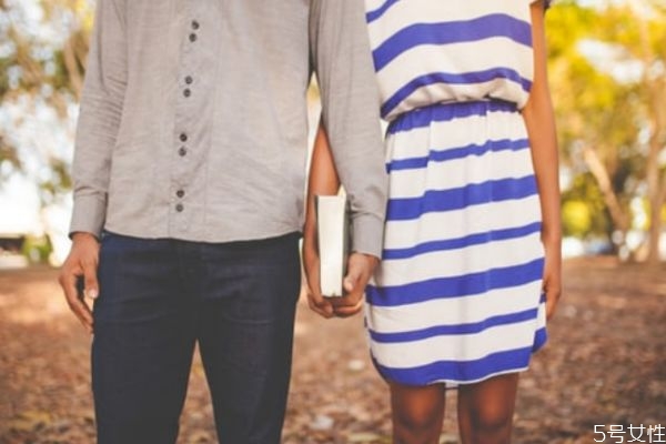 快結(jié)婚的時(shí)候不想結(jié)婚了該怎么辦 婚前焦慮是因?yàn)椴粣蹎? alt=