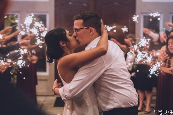 挽回老公最有效的話 老公出軌傻女人的做法 挽回老公最有效的話 老公出軌傻女人的做法