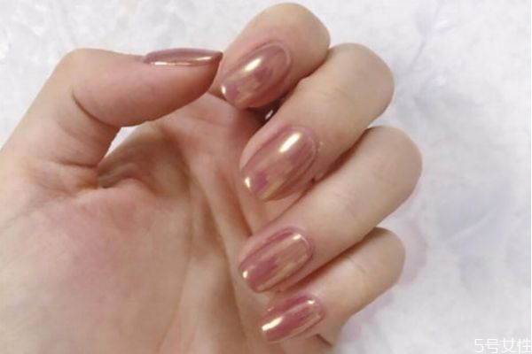 極光粉美甲的步驟 極光粉美甲怎么做 極光粉美甲的步驟 極光粉美甲怎么做