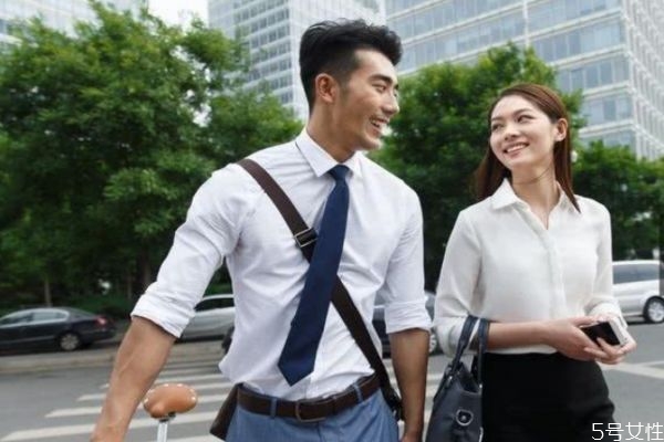 主動跟男生聊天說什么 主動和男生聊天的話題有什么 主動跟男生聊天說什么 主動和男生聊天的話題有什么