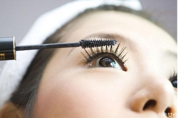 如何讓睫毛膏妝效持久 讓睫毛膏持久的方法 如何讓睫毛膏妝效持久 讓睫毛膏持久的方法